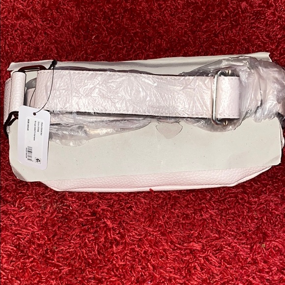 🔥🔥NWT🔥🔥 GUESS ADJUSTABLE WAIST BAG - Picture 3 of 5